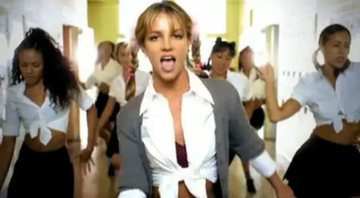 None - Britney Spears no clipe Baby One More Time (Foto: Reprodução / YouTube)