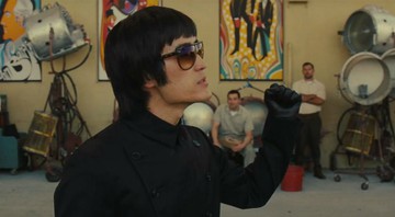 None - Mike Moh como Bruce Lee em Era Uma Vez Em Hollywood (Foto:Reprodução)