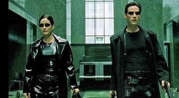 Carrie-Anne Moss e Keanu Reeves em Matrix (Foto: Divulgação)