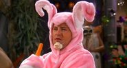 Chandler como Coelho da Páscoa em Friends (Foto: Warner / Reprodução)