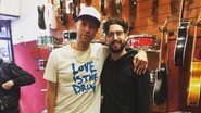 Chris Martin e fã na Argentina (Foto: Reprodução/ Instagram/ @luccanievas)