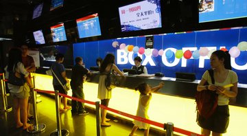 None - Chineses fazem fila para comprar ingressos de cinema (Foto: AP /Greg Baker)