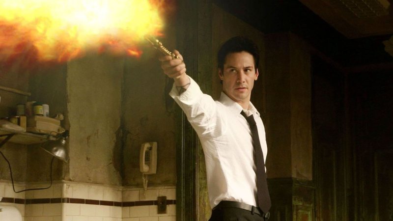 Keanu Reeves como Constantine (Foto: Reprodução/Warner Bros.)