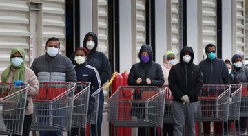 Pessoas de máscara em fila (Foto: Chip Somodevilla / Equipe)