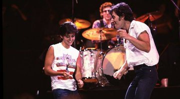 None - Courteney Cox e Bruce Springsteen em "Dancing in the Dar" (Foto: Reprodução/YouTube)