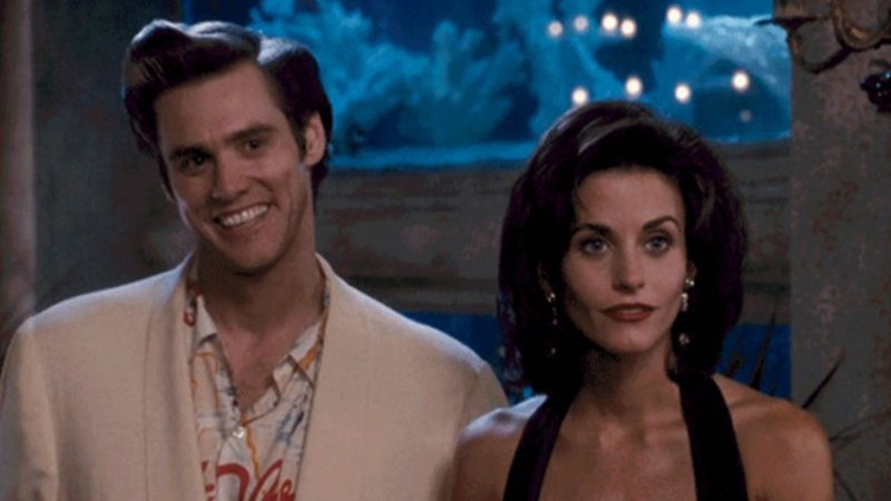 Courteney Cox e Jim Carrey em Ace Ventura - Um Detetive Diferente (1994) (Foto: Reprodução)
