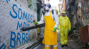 Limpeza de ruas na Favela Vila Ipiranga, em Niterói (Luis Alvarenga/Getty Images)