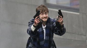 None - Daniel Radcliffe em Gun Akimbo (Foto: Reprodução / YouTube)
