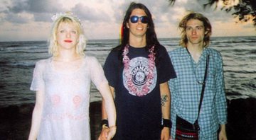 None - Dave Grohl (meio) no casamento de Kurt Cobain e Courtney Love (Foto Divulgação)