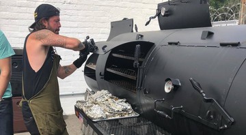 Dave Grohl fazendo churrasco no Studio 606 (Foto: Reprodução / Instagram)