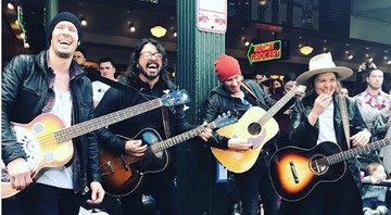 Dave Grohl toca na rua ao lado de Brandi Carlile (à dir.) (Foto: Instagram / Brandi Carlile)