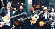 Dave Grohl toca na rua ao lado de Brandi Carlile (à dir.) (Foto: Instagram / Brandi Carlile)