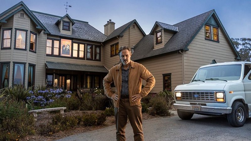 David Arquette na frente da casa do filme Pânico (Foto: Reprodução/Airbnb)