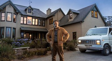None - David Arquette na frente da casa do filme Pânico (Foto: Reprodução/Airbnb)