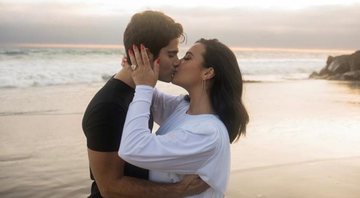 Demi Lovato e Max Ehrich em praia - Reprodução/Instagram