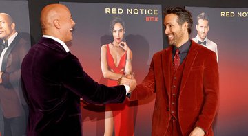 None - Dwayne Johnson e Ryan Reynolds na premiere de Alerta Vermelho (Foto: Amy Sussman / Getty Images)