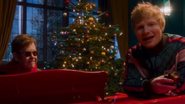 Ed Sheeran e Elton John em clipe de "Merry Christmas" (Foto: Reprodução)