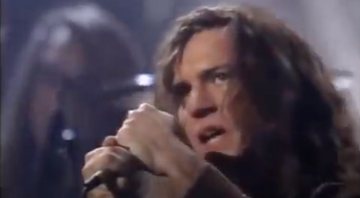 Eddie Vedder no MTV UNplugged de 1992 (Foto: Reprodução / YouTube)