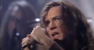Eddie Vedder no MTV UNplugged de 1992 (Foto: Reprodução / YouTube)