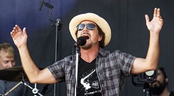None - Eddie Vedder, em ação, na Califórnia, em 2018 (Foto: Amy Harris / Invision / AP)