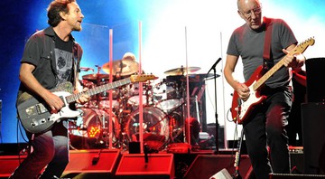 None - Pete Townshend e Eddie Vedder no "An Evening Celebrating The Who with Pete Townshend and Eddie Vedder" (Foto: Rob Grabowski/Invision/AP)