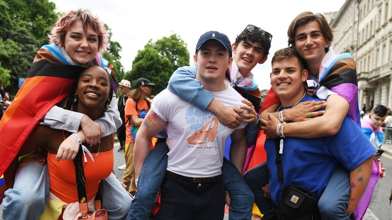 Elenco de Heartstopper na parada LGBTQ+ em Londres (Foto: Chris J Ratcliffe/Getty Images)
