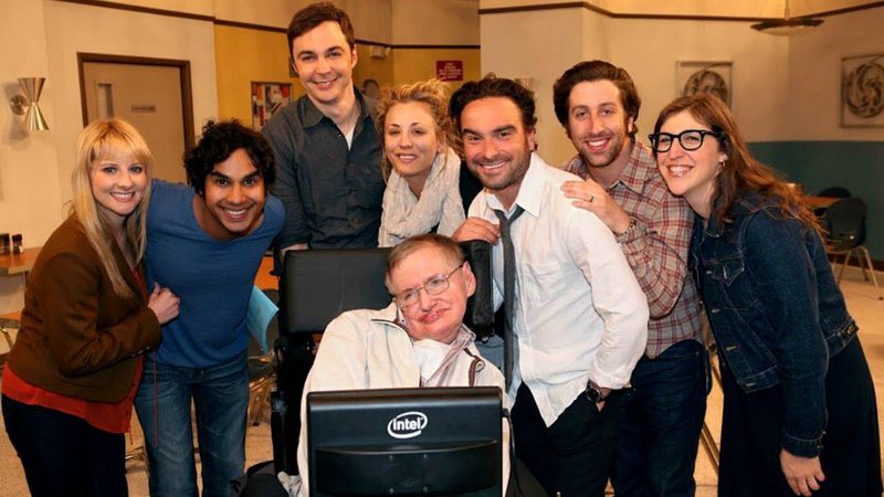 Elenco de The Big Bang Theory com Stephen Hawking (Foto: Reprodução / Instagram)