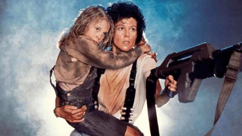 Tenente Ellen Ripley (Sigourney Weaver) e Newt (Rebecca Jordan) (Foto: reprodução/vídeo)