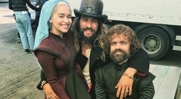 Emilia Clarke, Jason Momoa e Peter Dinklage nos bastidores de Game of Thrones (Foto: Instagram / Reprodução)