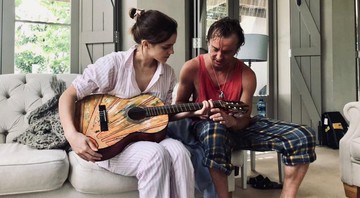Emma Watson e Tom Felton tocando violão (Foto: Reprodução / Instagram)