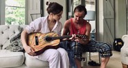 Emma Watson e Tom Felton tocando violão (Foto: Reprodução / Instagram)