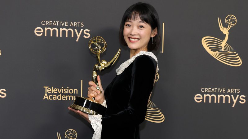 Lee Yoo-mi, vencedora de Melhor Atriz Convidada de Série Dramática no Emmy 2022 (Foto: Amy Sussman/Getty Images)
