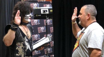 None - Eric Singer, baterista do Kiss, fazendo juramento em Houston. (Foto: reprodução)