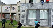 Estudantes pulam das janelas para escapar de tiroteio em universidade da Rússia (Foto:Divulgação / Vídeo / Twitter / BreakingIEN)