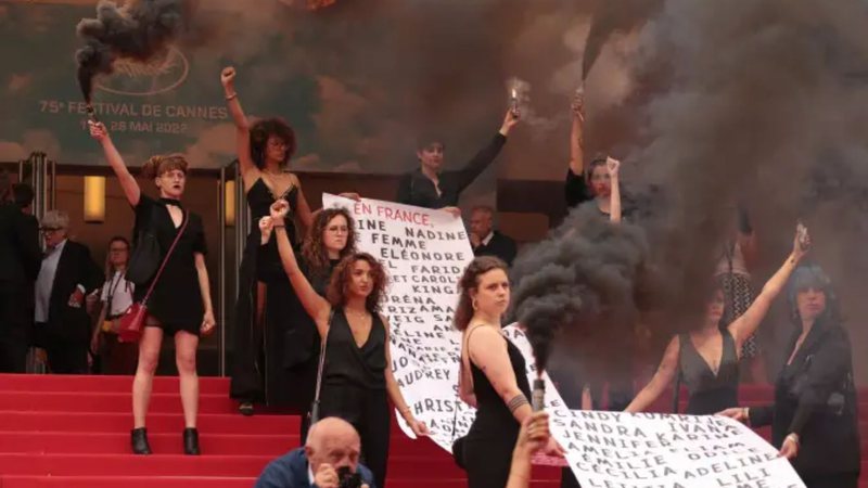 Membros do coletivo feminista Les Colleuses durante protesto em Cannes contra o assassinato de mulheres na França