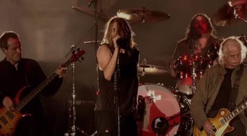 None - Taylor Hawkins e Dave Grohl do Foo Fighters e  Jimmy Page e John Paul Jones do Led Zeppelin (Foto: Reprodução/Youtube)
