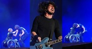 Dave Grohl convida fã para palco de Foo Fighters (Foto 1 e 3: Reprodução / YouTube e Foto 2: Evan Agostini/AP)