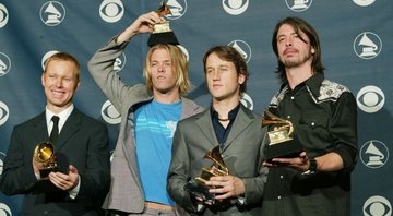 Foo Fighters posa para fotógrafos após ganhar o Grammy por Melhor Performance de Rock na 45ª edição da cerimônia no Madison Square Garden em fevereiro de 2003 em Nova York. (Foto: Scott Gries / Getty Images)