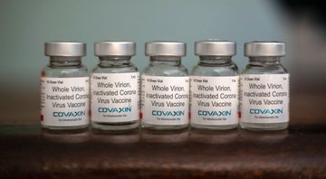 None - Frascos vazios do imunizante Cvaxin (Foto: Tafadzwa Ufumeli/Getty Images)