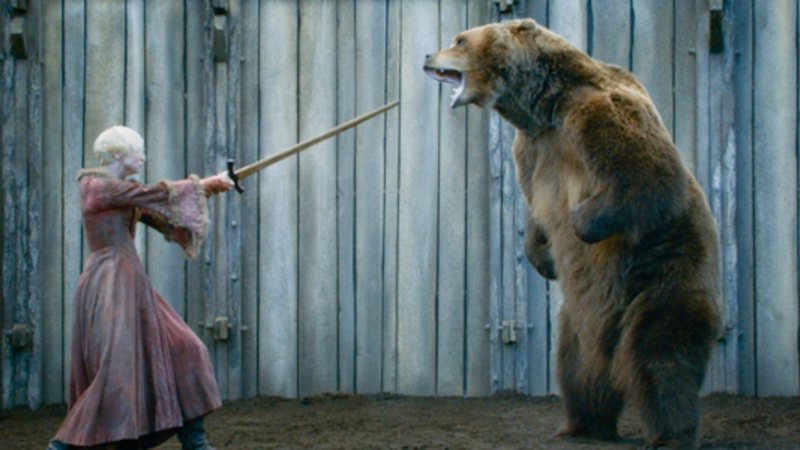 Bart the Bear II e Gwendoline Christie em cena de Game of Thrones (Reprodução)