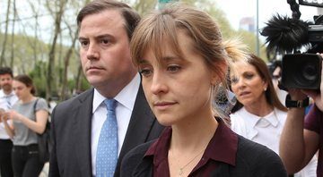 None - Allison Mack deixa o julgamento por tráfico sexual (foto: reprodução/ Getty Images - Jemal Countess)