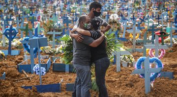 None - Familiares de vítimas da Covid-19 no cemitério Parque Taruma, em Manaus (foto: Getty Images/ Andre Coelho)