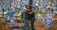 Familiares de vítimas do COVID-19 no Cemitério Parque Tarumã, em Manaus (Foto: Getty Images / André Coelho)