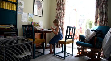 Filha de fotógrafo da Inglaterra estuda em casa durante a quarentena (foto: Getty Images/ Gareth Copley)