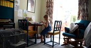 Filha de fotógrafo da Inglaterra estuda em casa durante a quarentena (foto: Getty Images/ Gareth Copley)
