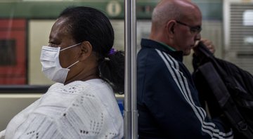 Passageiros no metrô de São Paulo no dia da confirmação da primeira morte por coronavírus no país (foto: Getty/ Victor Moriyama)