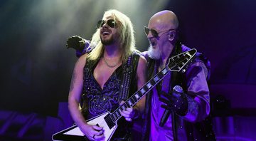 None - Guitarrosta Richie Faulkner e vocalista Rob Halford em show do Judas Priest em junho de 2019 (Foto: Ethan Miller/Getty Images