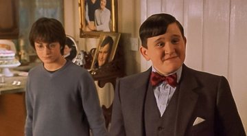 None - Daniel Radcliffe e Harry Melling em cena de Harry Potter (Foto: Reprodução/Warner Bros.)