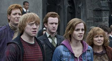 Oliver Phelps, Rupert Grint, Chris Rankin, Emma Watson e Julie Walters em Harry Potter e As Relíquias da Morte Parte 2 (Reprodução)