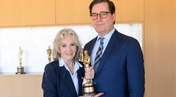 None - Hayley Mills recebe Oscar de David Rubin, presidente da Academia (Foto: Richard Harbaugh / Reprodução)